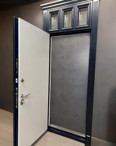 Дверь с верхней вставкой