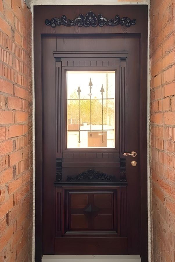 Дверь с резьбой и стеклом Дверь с резьбой и стеклом