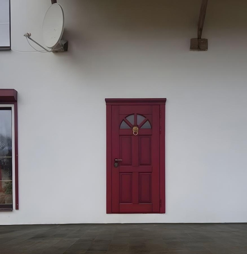 Красная остекленная дверь в доме