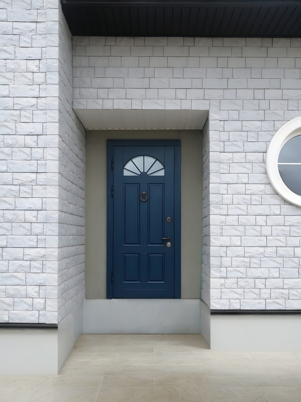 С окном и кнокером С окном и кнокером