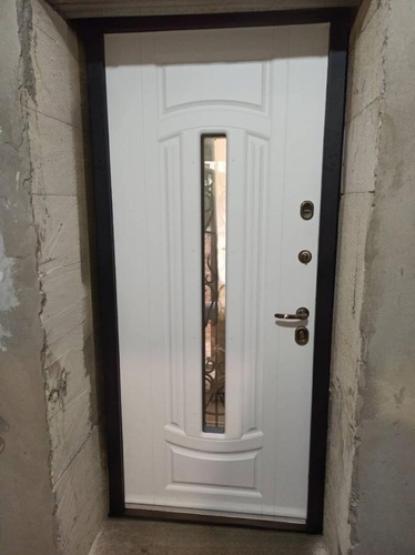 Дверь МДФ RAL с узким стеклом и решеткой