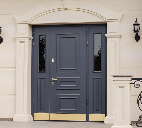 Парадная дверь с остеклением Парадная дверь с остеклением