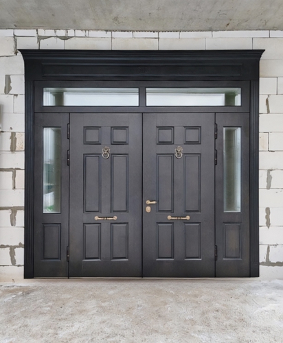 Парадная двупольная дверь с кнокерами