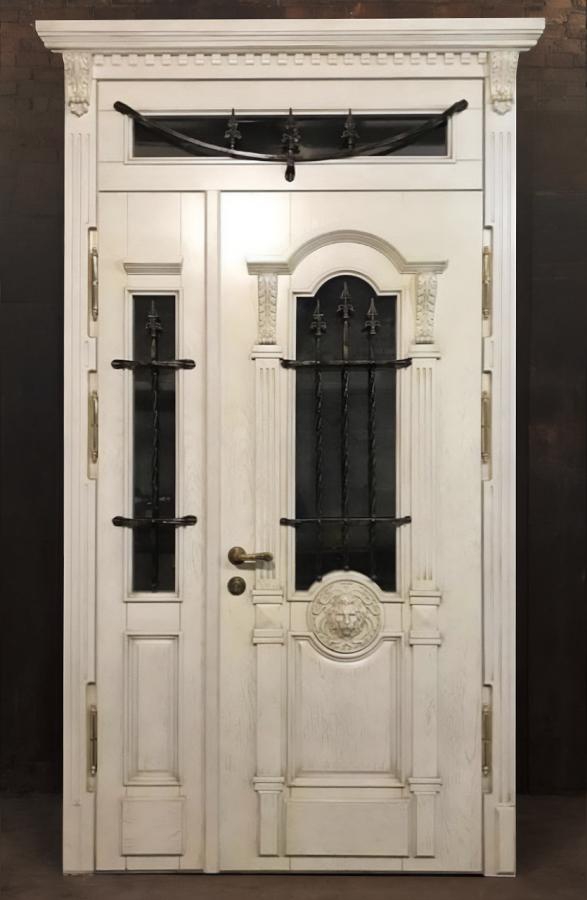 Парадная дверь с ковкой и резьбой Парадная дверь с ковкой и резьбой