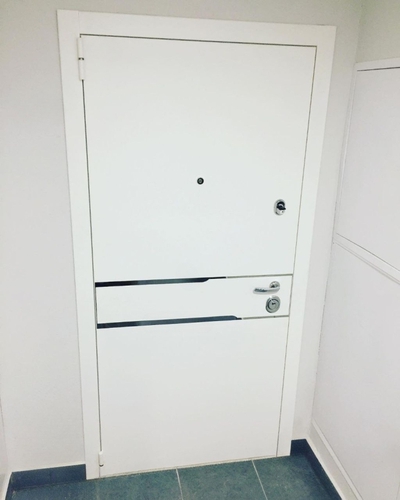 Белая дверь с зеркалом Белая дверь с зеркалом