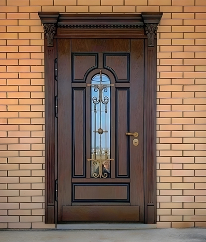 Дверь с капителями и ковкой