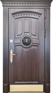 Металлическая утепленная термодверь МДФ шпон с резьбой «лев», с карнизом и латунным отбойником