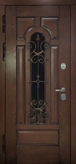 Металлическая термодверь с ковкой, окном и отделкой массивом